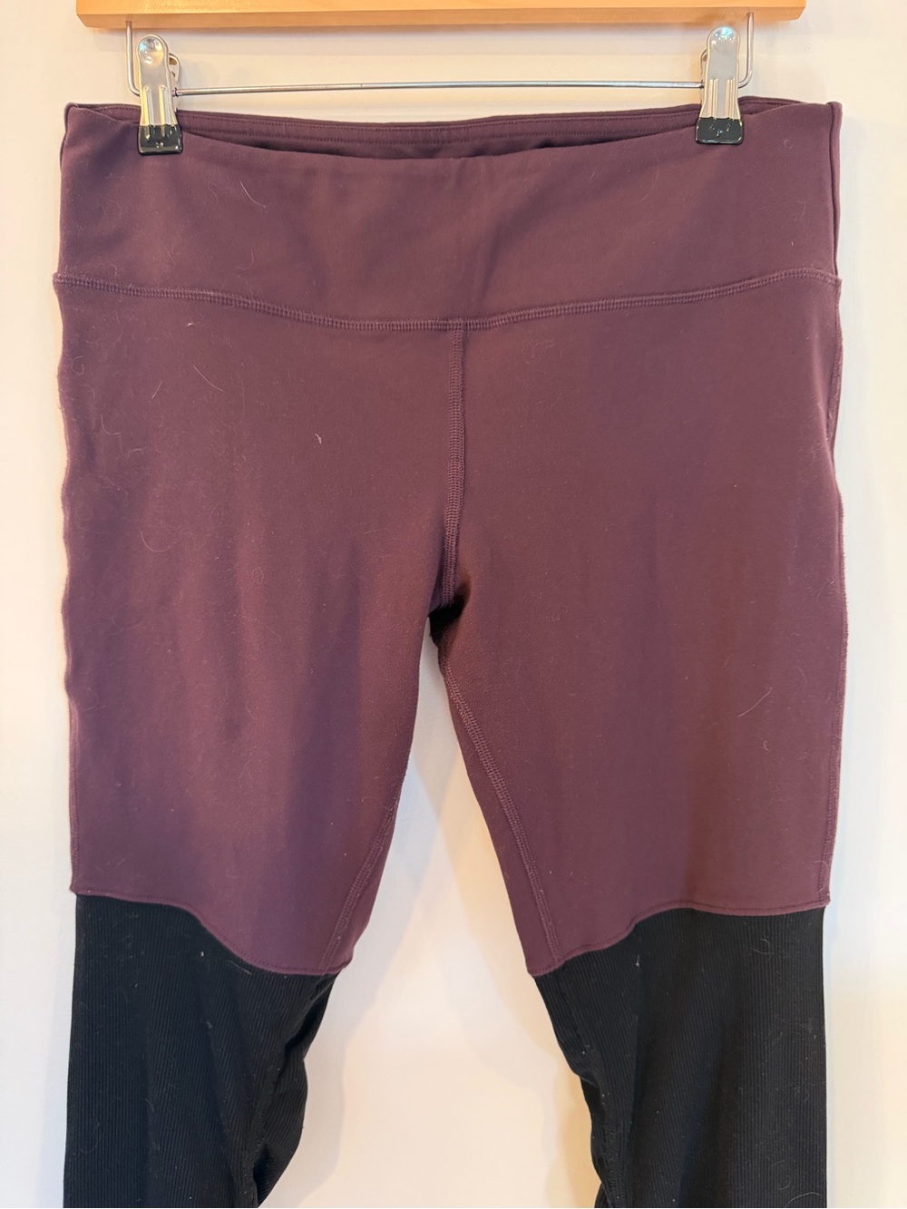 ALO Yoga color block Leggings in Plum and black size L - Picture 2 of 6
